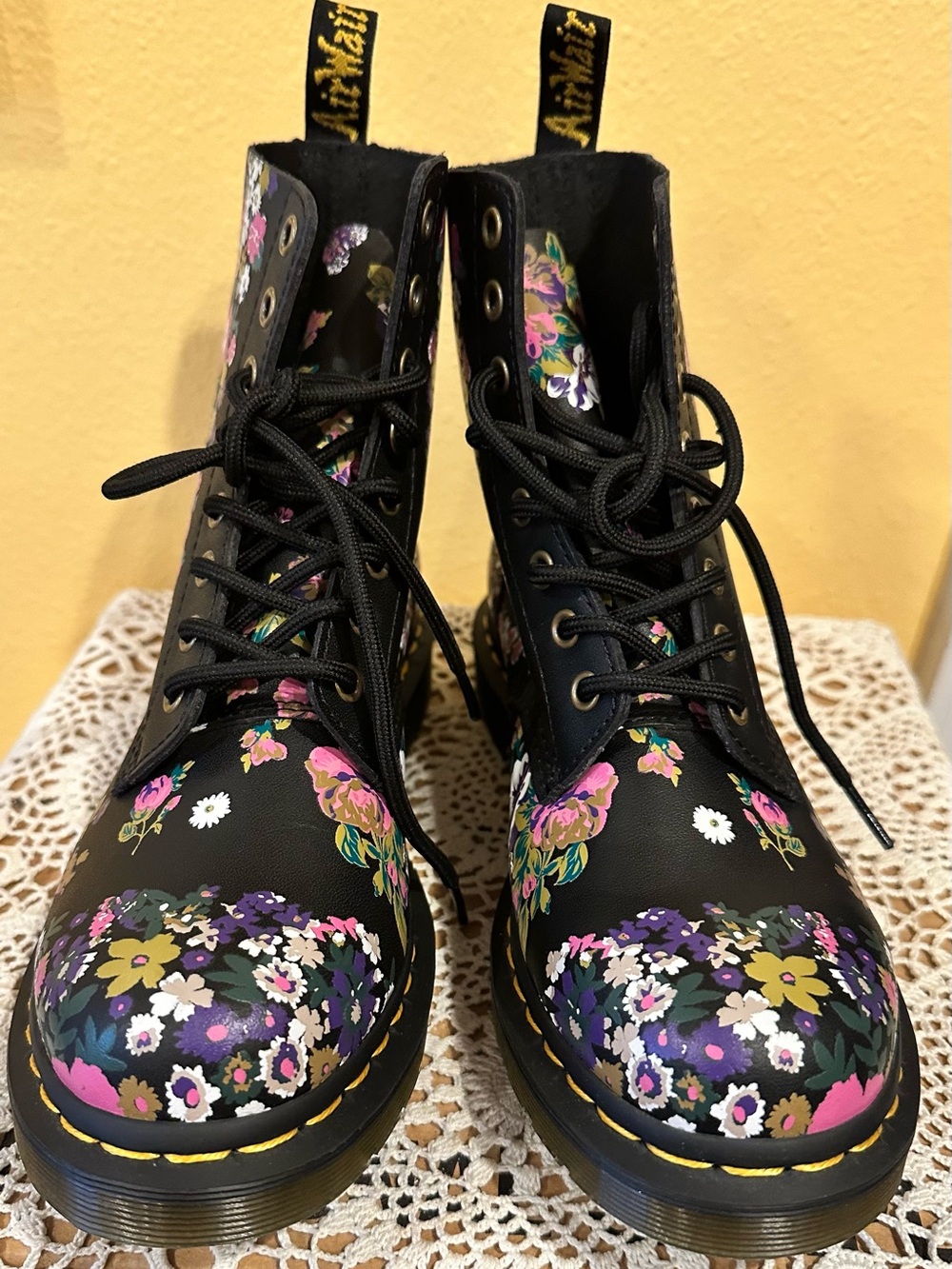 NWOB Dr. Martens 1460 Pascal Black Floral
Wanderlust 8 Eye Boots Women's Sz 8.5 - Picture 2 of 13